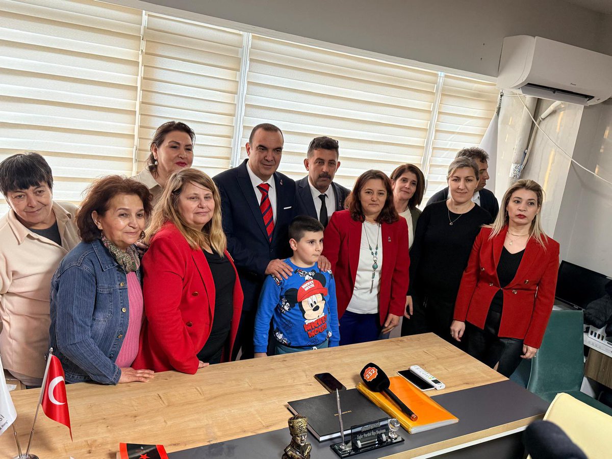 Kıymetli dostlarım, değerli gönüldaşlarım,

Zafer Partisi İl Yönetim Kurulu üyelerimizden oluşan bir heyetle Dikili, Bergama, Kınık ve Aliağa ilçelerimizi ziyaret ettik. 

Sabahın erken saatlerinde başlayan ziyaret turumuzun ilk durağı Dikili’de, ilçe başkanımız Gökhan Suyolcu ve