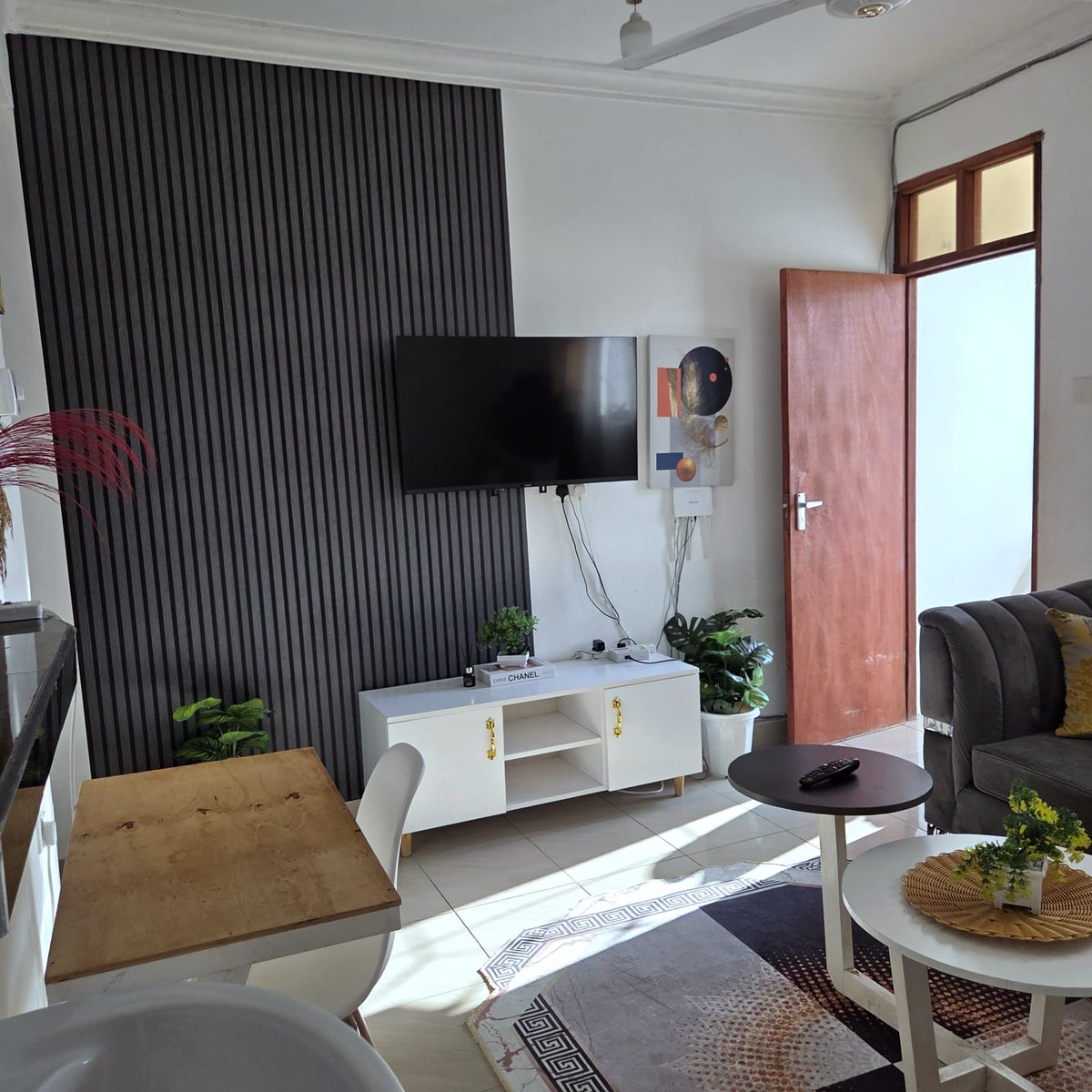 Romantic Valentine’s stay in Bamburi Mwembeni ❤️
✔ Fully furnished kitchenette
✔ Balcony
✔ Ceiling fan
✔ Perfect for 2
Affordable &amp; cozy for couples 🥂
DM to book 💌
#ValentinesInMombasa #BudgetRomance #CouplesStay #MombasaAirbnb #StaycationKE