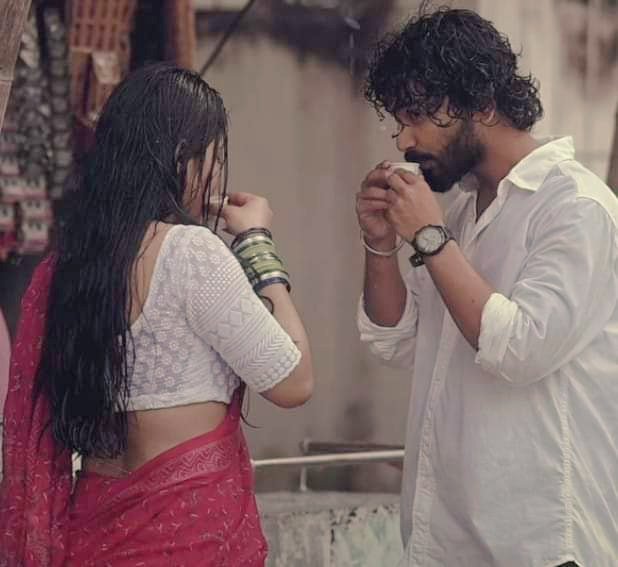 सुना है !
बहुत कमाल की चाय बनाती हो
ऐसा है क्या 
बोलो न
जब पूछ ही रहे हो इतने प्यार से तो बता देती हूं 
जब इलायची होठों से लगाकर चाय में डालती हूं 
तो ......
फिर क्या 
चाय  का जायका होंठ की चाशनी सी लगती है 
पीनी है क्या 
नेकी और पूछ पूछ 
इंतजार करता हूं 
तशरीफ रखिए 
लीजिए जरा पी