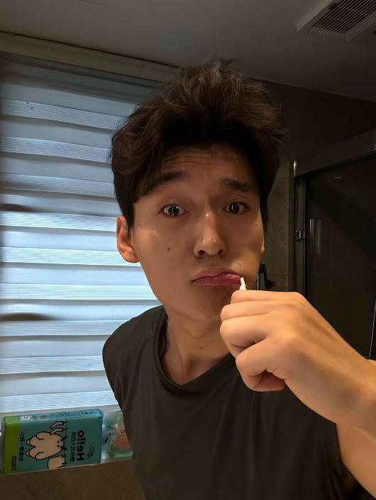 Buhitocl's tweet photo. 誰が僕みたいにこんなに遅く起きて歯を磨いて顔を洗うんだろう？😄 https://t.co/JLrHdMhgW6