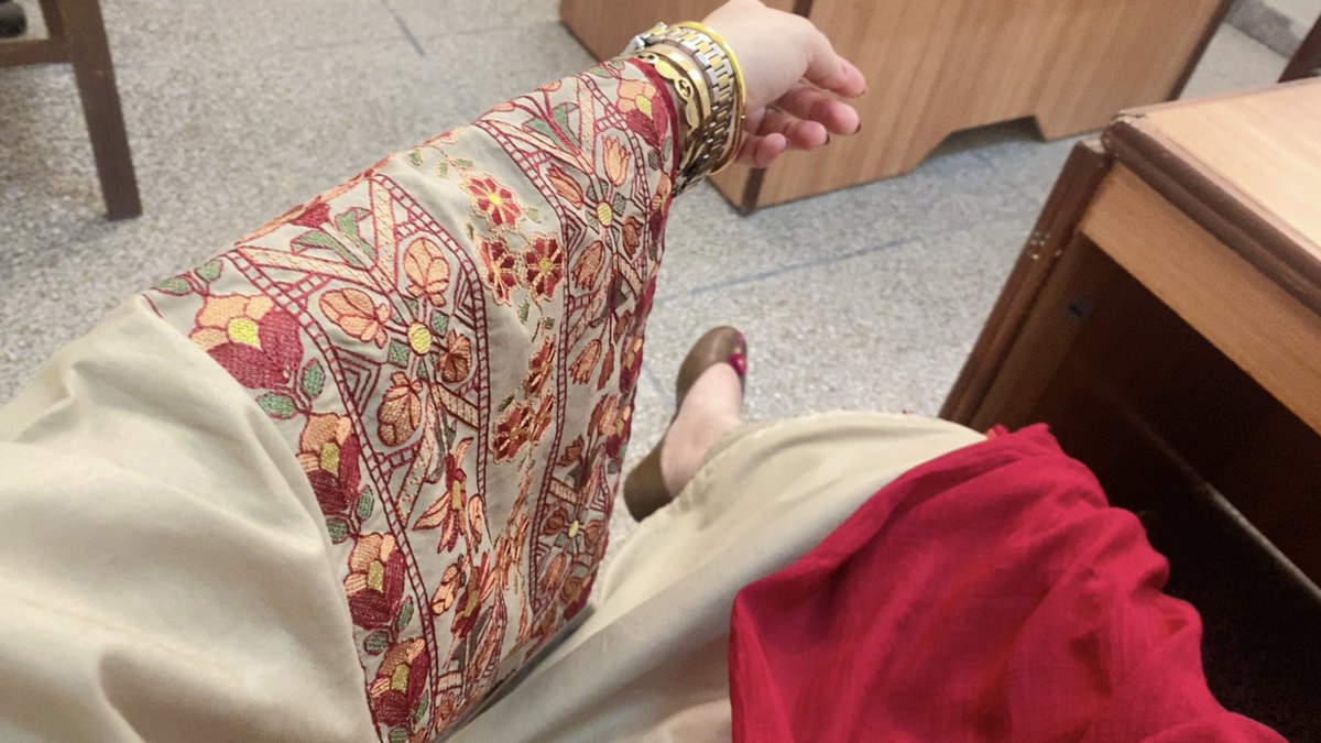 guloona_Khattak's tweet image. If only the camera could capture the real beauty of these sleeves, they are so prewtty 😍💕 #AtWork ✨