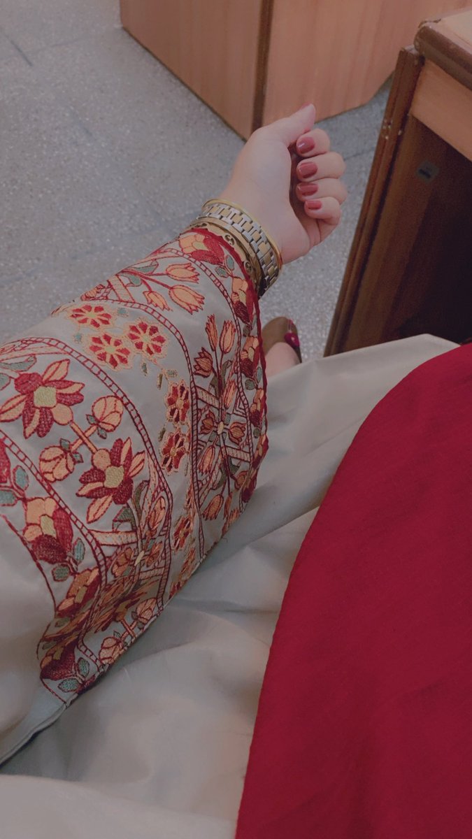 guloona_Khattak's tweet image. If only the camera could capture the real beauty of these sleeves, they are so prewtty 😍💕 #AtWork ✨