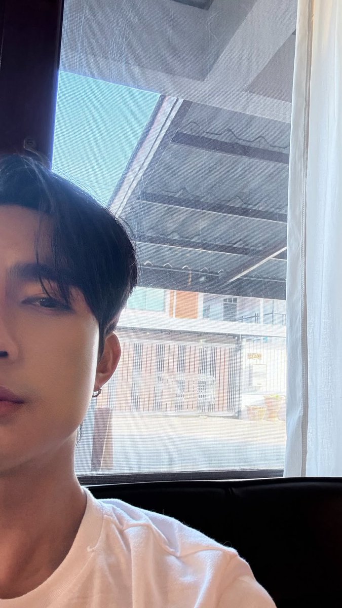 EarthOfficialFC's tweet photo. ครึ่งหน้ายังหล่อขนาดนี้ ✨

IGs : theearthe 

Earth Pirapat 
@Earth_Pirapat #EarthPirapat #ชาวโลก https://t.co/dNRzOsPy80