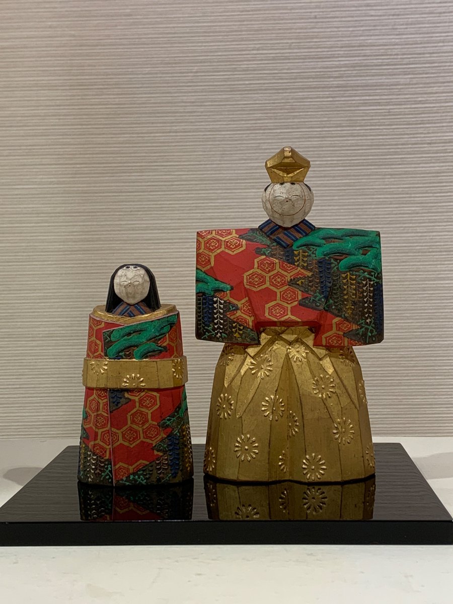 一刀彫立雛 衣裳に「松に藤」を描く古典的な立雛を木彫で表したもの