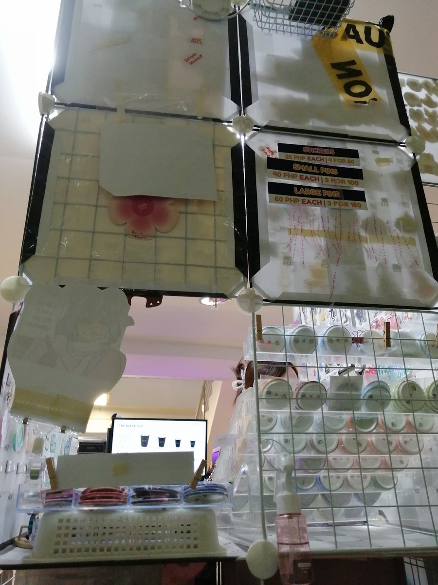 nyobsidian's tweet image. Guys stop pointing at what you wanna buy we cant see what you're pointing at this is literally what we see 😭