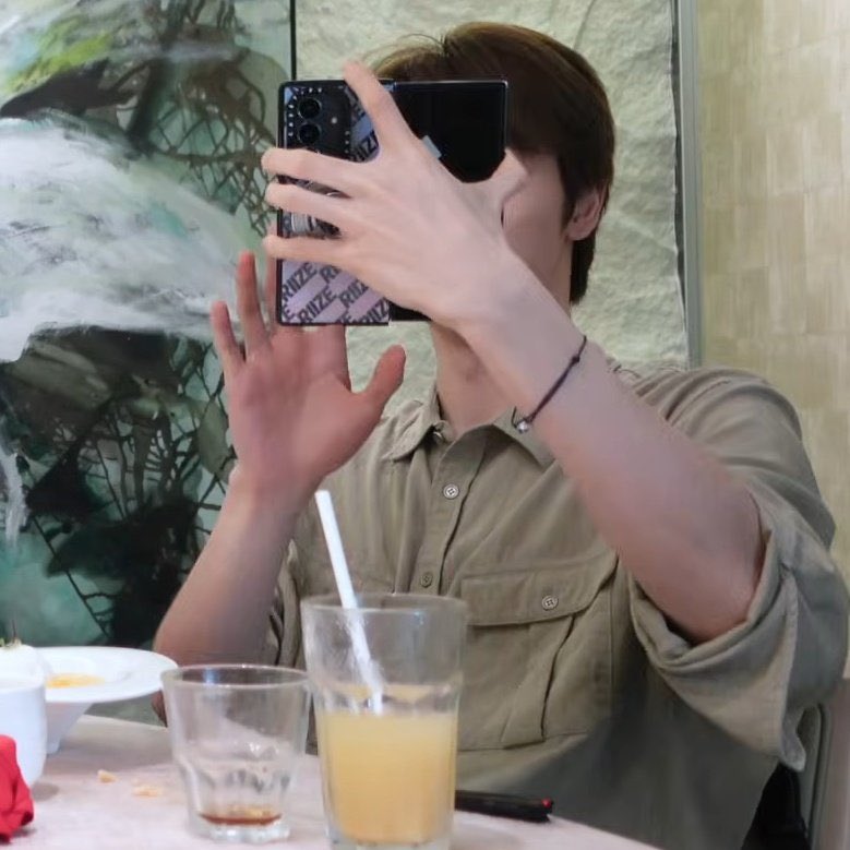 은석이얼굴 갤럭시폴드로 가려질듯 .. .. …………..