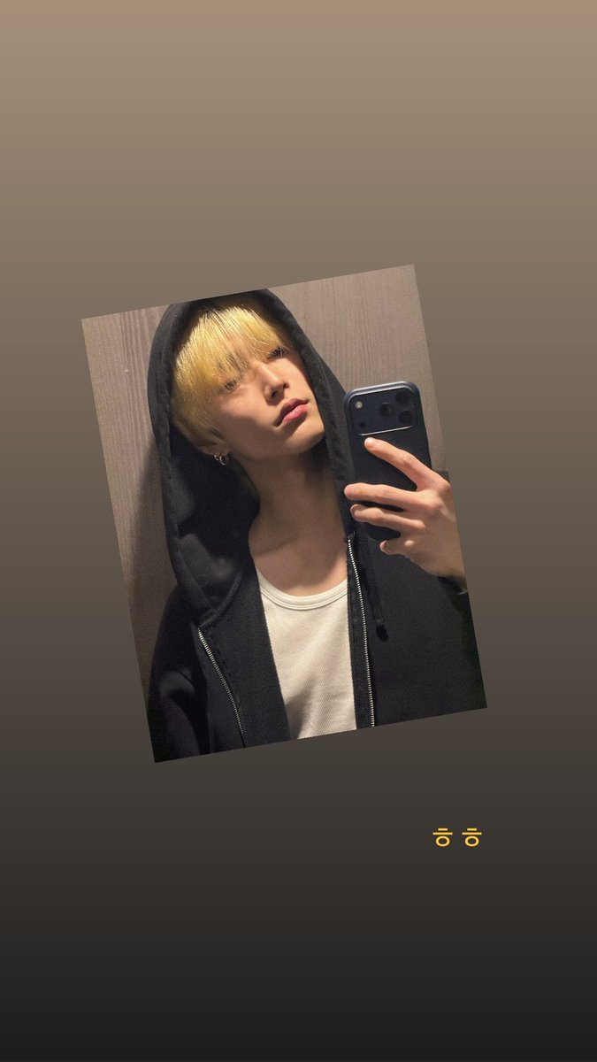 กุตาย คนที่เคยบอกว่าจะไม่ย้อมผมแน่ๆ ไม่ชอบย้อมผมเพราะเจ็บหนังหัว แต่ยอมย้อมก่อนมาไทยไม่กี่วัน ซึงฮันมันน่ารักอะ ประเทศไทยจะมีซึงฮันผมบลอนด์แล้วว