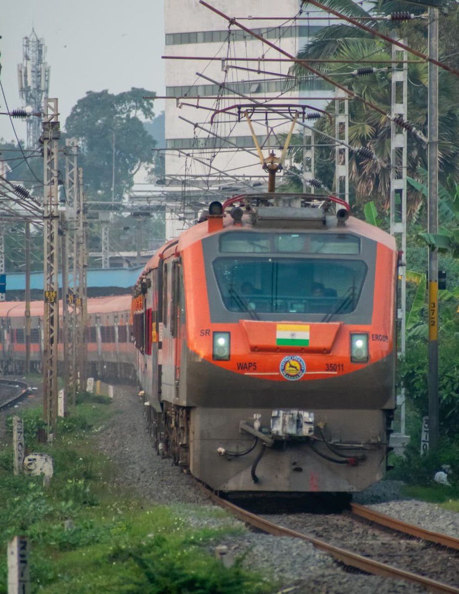 GMSRailway's tweet photo. Twin WAP5 power on duty.⚡

35011 + 35015 leading 16121 TBM – TVC Amrit Bharat Express.

Orange beast in motion.

#WAP5 #EDLS #amritbharat #SouthernRailway #IndianRailways https://t.co/T4ceJi9Mn2