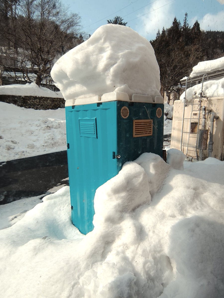 Myorenji_hiro's tweet photo. 岩手花巻温泉の屋外トイレ
雪でドアが開かない😭 https://t.co/Xd1R8YB6NN