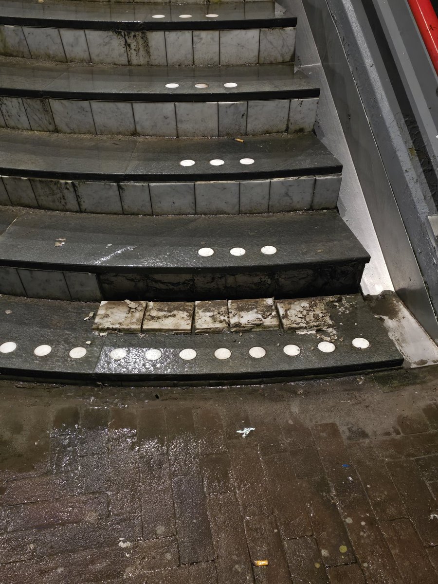 RobVanAmsterda1's tweet photo. @NS_online goedemorgen onderaan de trap naar spoor 1 op station Almere Poort liggen weer kleine tegeltjes los op de trap. https://t.co/rfFX2XWnGi