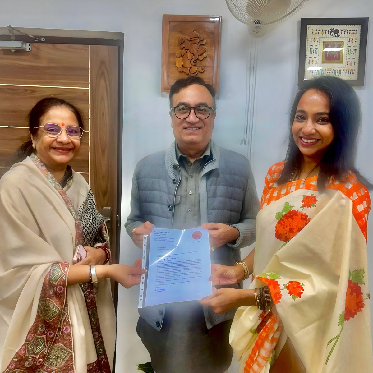 गत दिनों ऑल इंडिया कांग्रेस कमेटी के कोषाध्यक्ष श्री अजय माकन जी से भेंट करके, उन्हें पूर्व मुख्यमंत्री स्व. श्री शिवचरण माथुर जी की 100वीं जयंती पर आयोजित होने वाले कार्यक्रम में आमंत्रित किया और उनके जीवन एवं कार्यों से मिली प्रेरणा और अनुभव साझा करने का अनुरोध किया।

📍नई