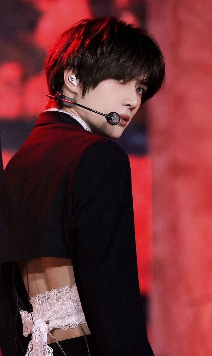 처음에 앞모습 봤을 때는 오 정장st? 예쁜데? 했는데 뒷모습 보고 ???? 당황했던 기억이