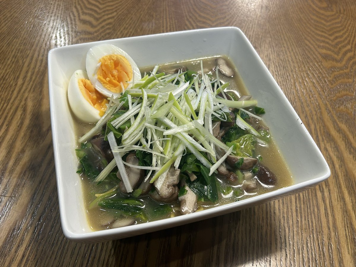 今日の昼ごはん。
「鶏白湯ラーメン」
……いや、スープ鶏白湯なんです通してください(((