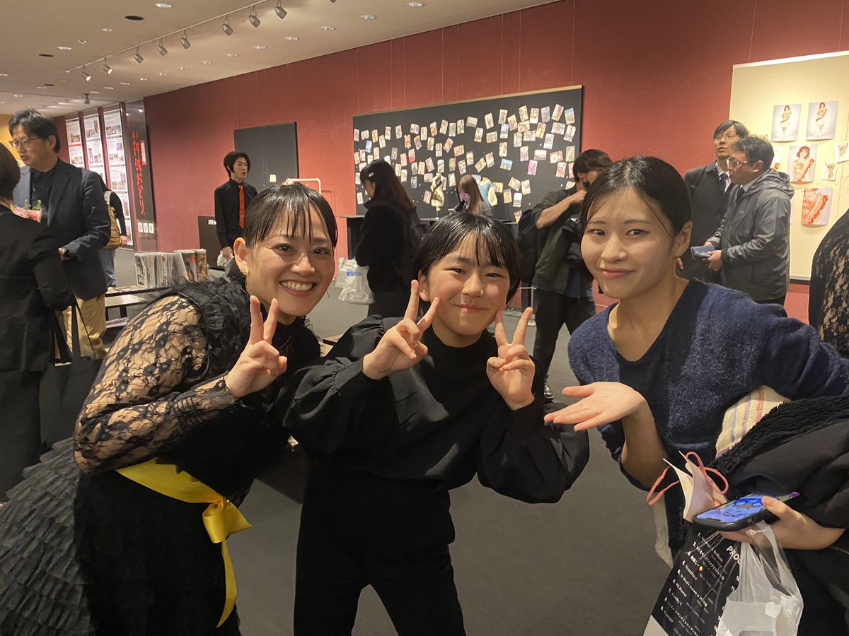 2023wwing's tweet photo. Naokoさん、Kaoriさん、Minamiが出演。

もう…
ド迫力。
本当にアツい、アツいステージでした。

生徒のみんなも応援に駆けつけてくれて、この空間を一緒に共有できたことがすごく嬉しかった。

ステージは、まだまだ作っていきます。せっかくやるなら、みんなで立とう。

一緒に、上にいこう🔥 https://t.co/dLpRoe0Wpr