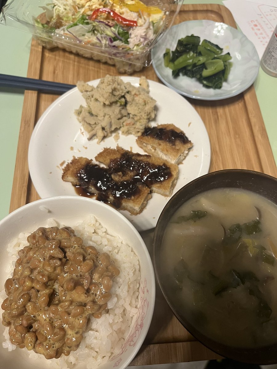 今日の晩ごはんは納豆ごはんとスーパーの惣菜いろいろ。
なんか喉に強い違和感を覚えるので、今日もさっさと寝ますよ！