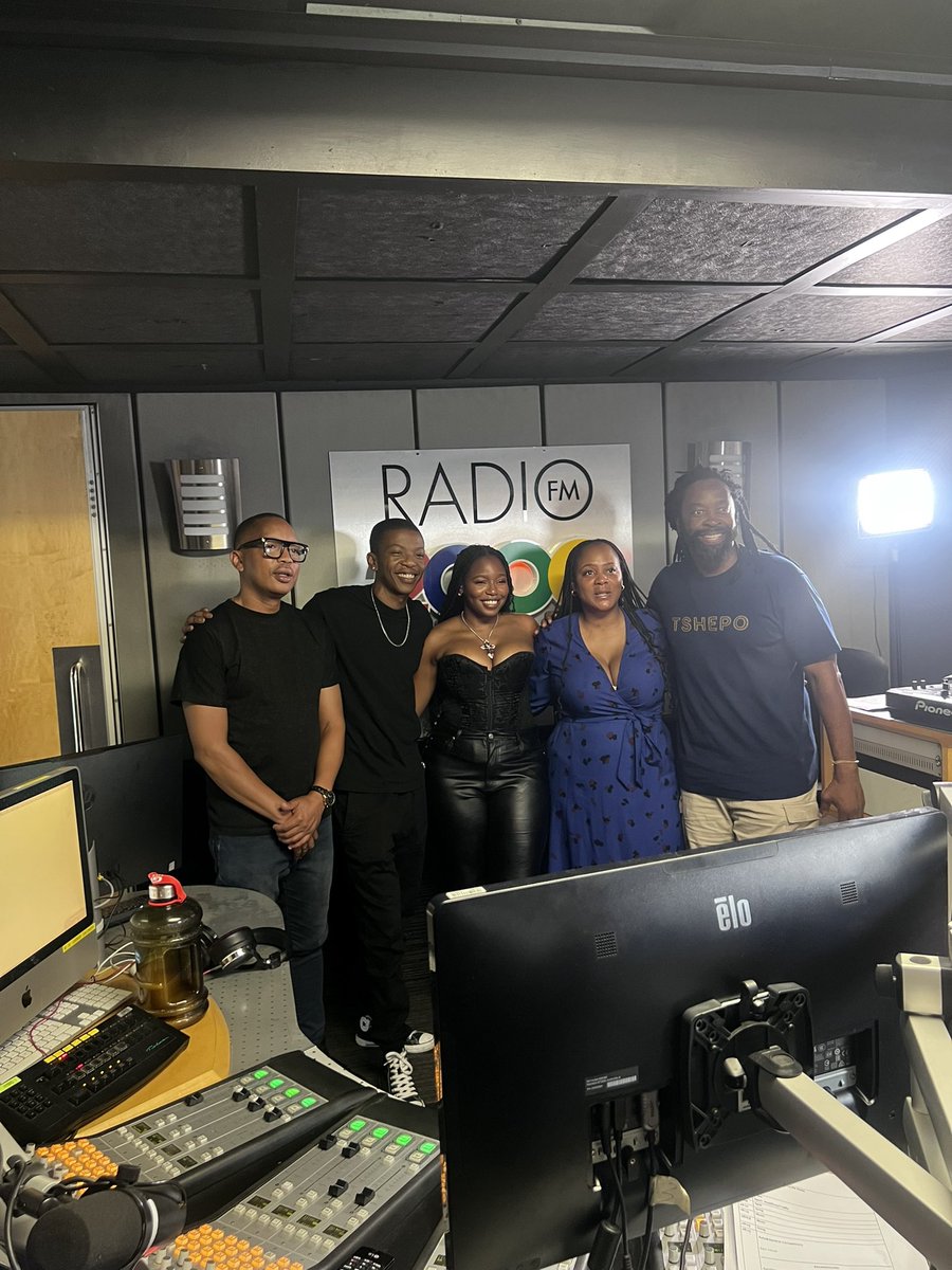 LucilleSlade's tweet photo. Loved being a guest on the Breakfast Show with @djsbu_music and the incredible team at @radio2000_za .
053 to the world!
#BigBreakfastShow #Radio2000 #LucilleSlade #DieY #KimberleyDiamond https://t.co/DUsRZ1YFIV