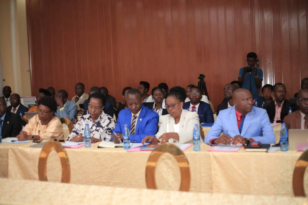 Burundi_senat's tweet photo. 1/2 #Burundi : Le Président du @Burundi_senat, Très Honorable Gervais NDIRAKOBUCA, vient de procéder à l’ouverture d’un atelier de renforcement de capacités des sénateurs et certains cadres de cette Institution, en légistique, du 12 au 13 février 2026, à Bujumbura, Best Outlook Hotel.  Cet atelier permettra aux participants de s’imprégner des connaissances en rapport avec la conception, la rédaction et l’évaluation des textes normatifs pour assurer leur clarté, cohérence et efficacité.