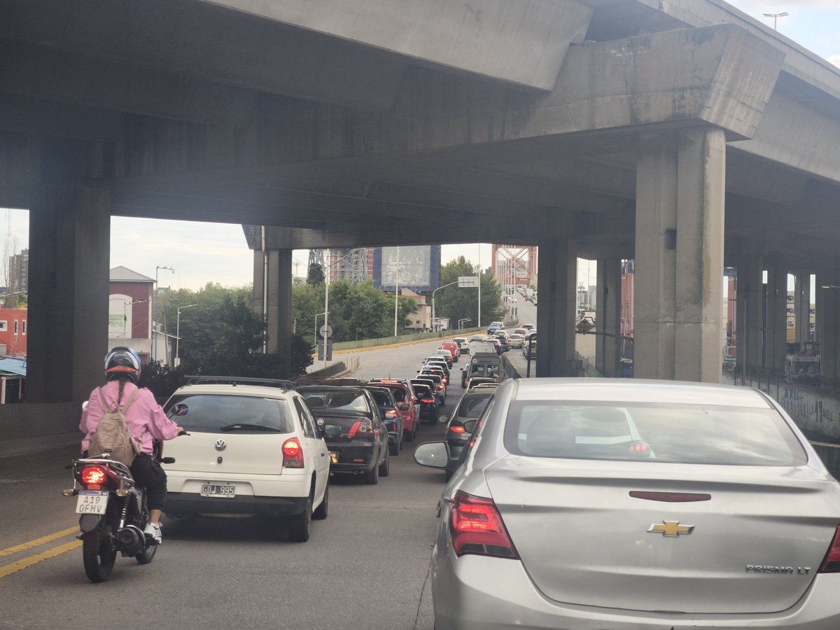 cjsuden's tweet photo. Puente la boca, gran demora un solo carril habilitado por estacionamiento sobre el puente, hace más de un mes.

La comodidad policial ante todo.

@solotransito @Kicillofok @baprovincia @policiapba
@todonoticias
#puentelaboca

#vivalapepa https://t.co/iNVnvh2VmJ