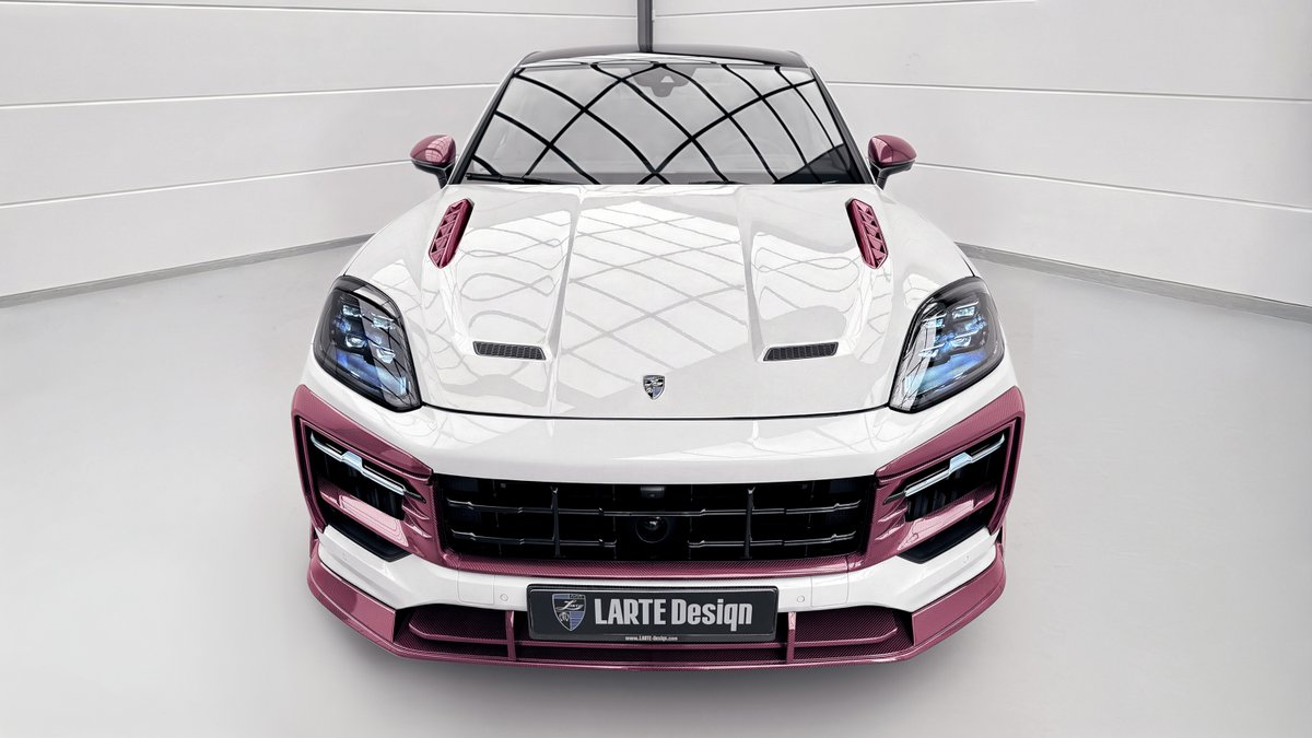 tuningblog_eu's tweet image. LARTE Design präsentiert 2026 das erste 100% Pre-Preg Pink Carbon Fiber Body Kit für den Porsche Cayenne – kein Showcar, sondern ein bestellbares Serienpaket.

#LARTEDesign #PorscheCayenne #PinkCarbon #CarbonFiber #LuxurySUV #CarCustomization #AutomotiveDesign #CarLovers