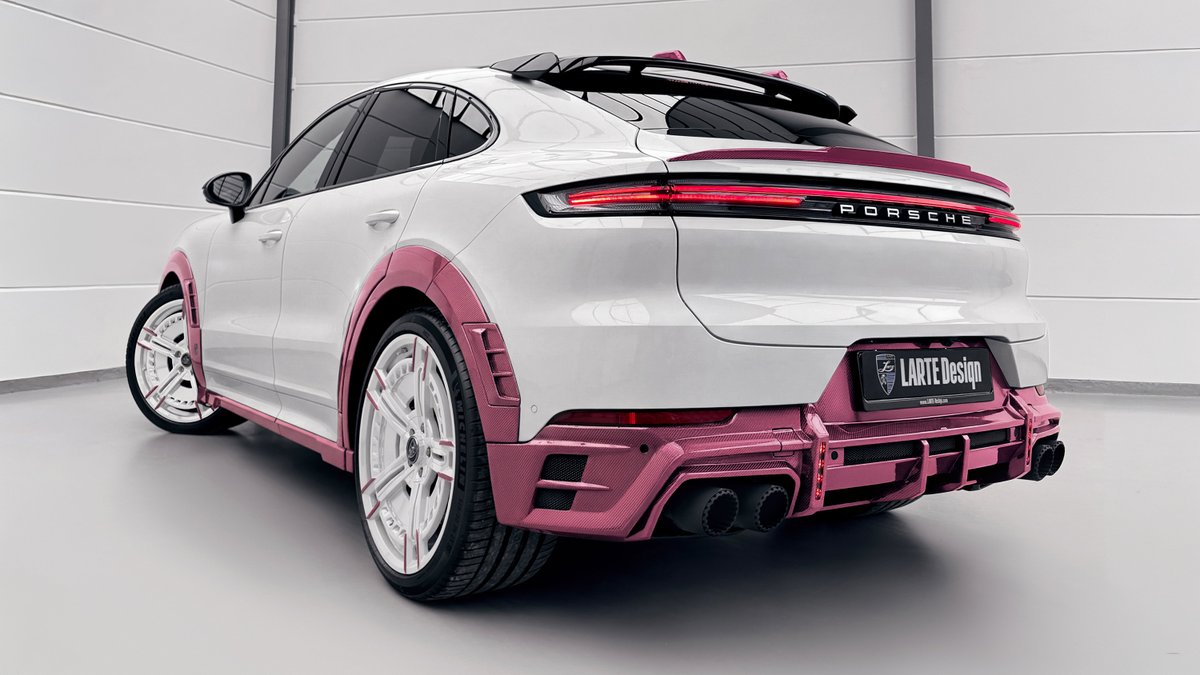 tuningblog_eu's tweet image. LARTE Design präsentiert 2026 das erste 100% Pre-Preg Pink Carbon Fiber Body Kit für den Porsche Cayenne – kein Showcar, sondern ein bestellbares Serienpaket.

#LARTEDesign #PorscheCayenne #PinkCarbon #CarbonFiber #LuxurySUV #CarCustomization #AutomotiveDesign #CarLovers