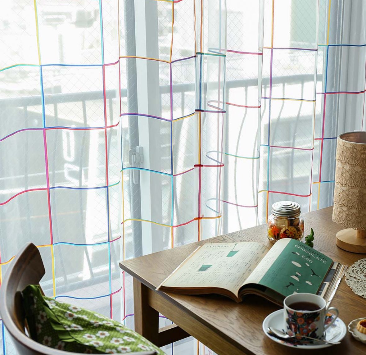 チェック柄のレースカーテン、ステンドグラスみたいな雰囲気で、レトロ感もあって可愛すぎる