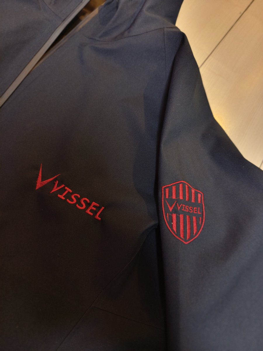 oahoi160210's tweet image. 担当の店員さんが丁寧に教えてくれてブロックテックパーカーに刺繍してもろた。富山の店舗だったけどセレッソとかガンバ、鹿島も刺繍しましたと言ってた。マジで良いコラボだ！ユニクロさんありがとう。
#ヴィッセル神戸
#Jリーグユニクロ刺繍部