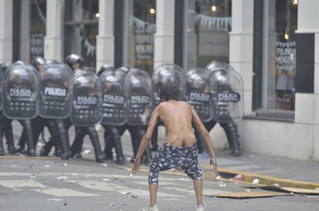 Son monos delincuentes. 
Este tipo de personas son las que atrasan al país. 
Se les termina la joda...
