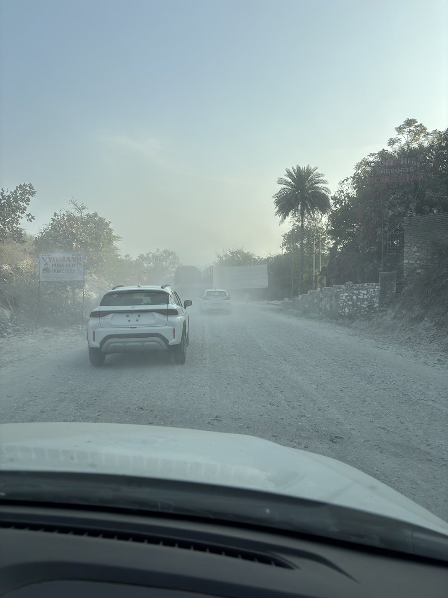 उदयपुर- सलूम्बर स्टेट हाइवे पर दो बार टोल देने के बावजूद भी ये हाल है ये घुल का गुबार केवड़ा के पास व्योमन रिसोर्ट के सामने हो रहा है <a href="/DMSalumbar/">District Collector & Magistrate, Salumbar</a> <a href="/RajCMO/">CMO Rajasthan</a> <a href="/KumariDiya/">Diya Kumari</a> <a href="/DainikBhaskar/">Dainik Bhaskar</a> <a href="/RajSampark/">Rajasthan Sampark</a>