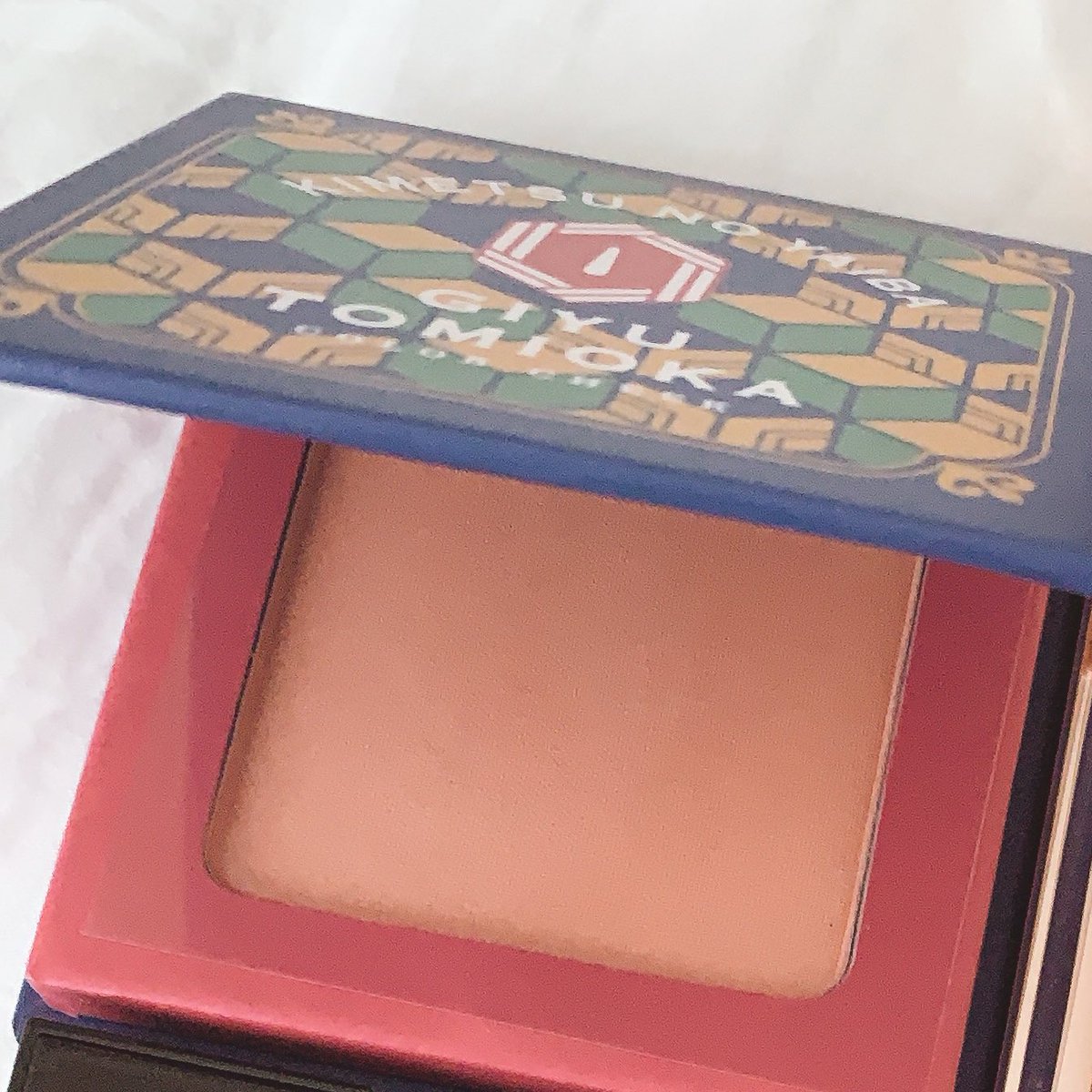 とみおかぎゆうのチークを知っているか
中身はなんと宍色である