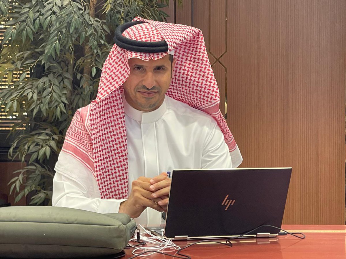 9_mesamer's tweet photo. مبارك لأخي قبل أن يكون صديقي،
وللزميل الذي أثبت أن الوفاء ليس كلمة تُقال، بل موقف يُعاش…
أخي الغالي: د. علي بن حسين مسملي
@amanet22 
نبارك لك نيل درجة الدكتوراه، لا بوصفها شهادة تُعلَّق، بل مسؤولية تُحمَل، وعهداً جديداً مع العلم. فالعلم الحقيقي لا يرفع صاحبه مكانةً فحسب، بل يثقّل قلبه أمانة، ويجعله أقرب إلى خدمة الناس وأصدق في العطاء…

أسأل الله أن يجعل هذه الدرجة سلماً ترتقي به في طاعته، ونوراً تهتدي به وتهدي غيرك، وأن ينفع بك دينك ووطنك، ويجعل علمك أثراً باقياً لا ينقطع…