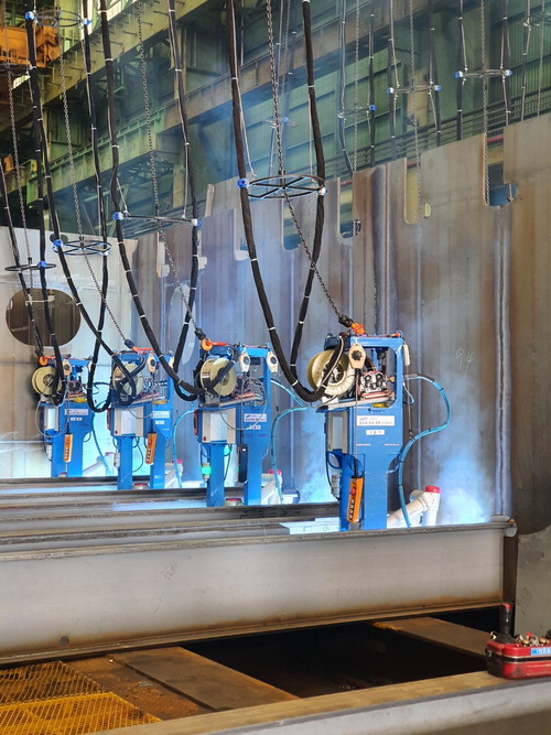 이재명이가 조선산업에 대해서 입놀릴때 숙련노동자 타령하는거 보고 조졌다 싶더라~ 숙련노동자가 필요없는 시대임~ 특히 용접~ 이 조선산업이라는게 용접의 Art거든 그래서 예전에 조선소에서 용접한다고 하면 돈 많이 받는다고 그랬다고 근데 지금은? 이런 로봇들이 균일하고 완벽하게 용접을 해요~