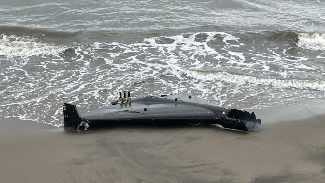 MSB'den Ordu'da bulunan İHA'ya ilişkin açıklama:

"Patlayıcı ihtiva etmeyen ve Rusya’ya ait olduğu değerlendirilen İHA incelenmek üzerine Ünye Emniyet Müdürlüğü’ne teslim edilmiştir"

Bu kaçıncı dron ve hala iktidardan bir ses yok. Çıkıp Rusya'ya laf söyleyemiyor musunuz