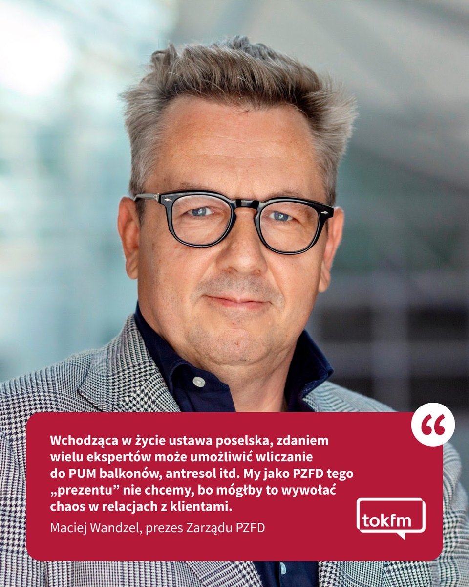 PZFD_'s tweet photo. Nowe przepisy i ryzyko wliczania balkonów, antresol i powierzchni pod schodami do powierzchni mieszkania❓  Takiego „prezentu” – nie chcemy.

🎙️ Dziś w #EKG na antenie #TOKFM prezes #PZFD @MaciejWandzel odniósł się do wchodzącej w życie 13 lutego nowelizacji ustawy o ochronie praw nabywcy lokalu mieszkalnego.

Jej cel – większa transparentność oraz wyeliminowanie z powierzchni użytkowej mieszkania ścianek działowych, w pełni popieramy. 

Problem polega na tym, że w obecnym brzmieniu przepisy mogą doprowadzić do sytuacji, w której jedno mieszkanie będzie miało dwie różne powierzchnie użytkowe. Inną w umowie deweloperskiej, a inną w projekcie budowlanym i księdze wieczystej.

Dlatego wystąpiliśmy do #MRiT oraz #UOKiK o pilną i prokliencką interpretację przepisów. 

Opublikowaliśmy również rekomendację dla firm członkowskich opartą na zasadzie „jedno mieszkanie = jedna powierzchnia”, zapewniającą spójne liczenie metrażu (link w komentarzu). 👇
