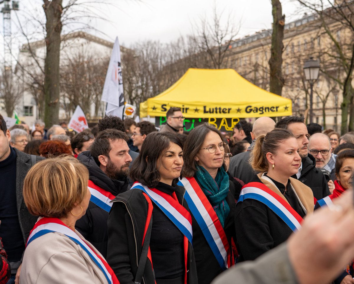 MLepvraud's tweet photo. 🟢 Des Côtes-d'Armor à Paris, la Loi Duplomb c'est toujours non !

Depuis plusieurs jours, une seconde pétition et de nombreuses mobilisations dénoncent le projet de réautorisation de l'acetamipride.

1/3 https://t.co/DgZm5uaN8t
