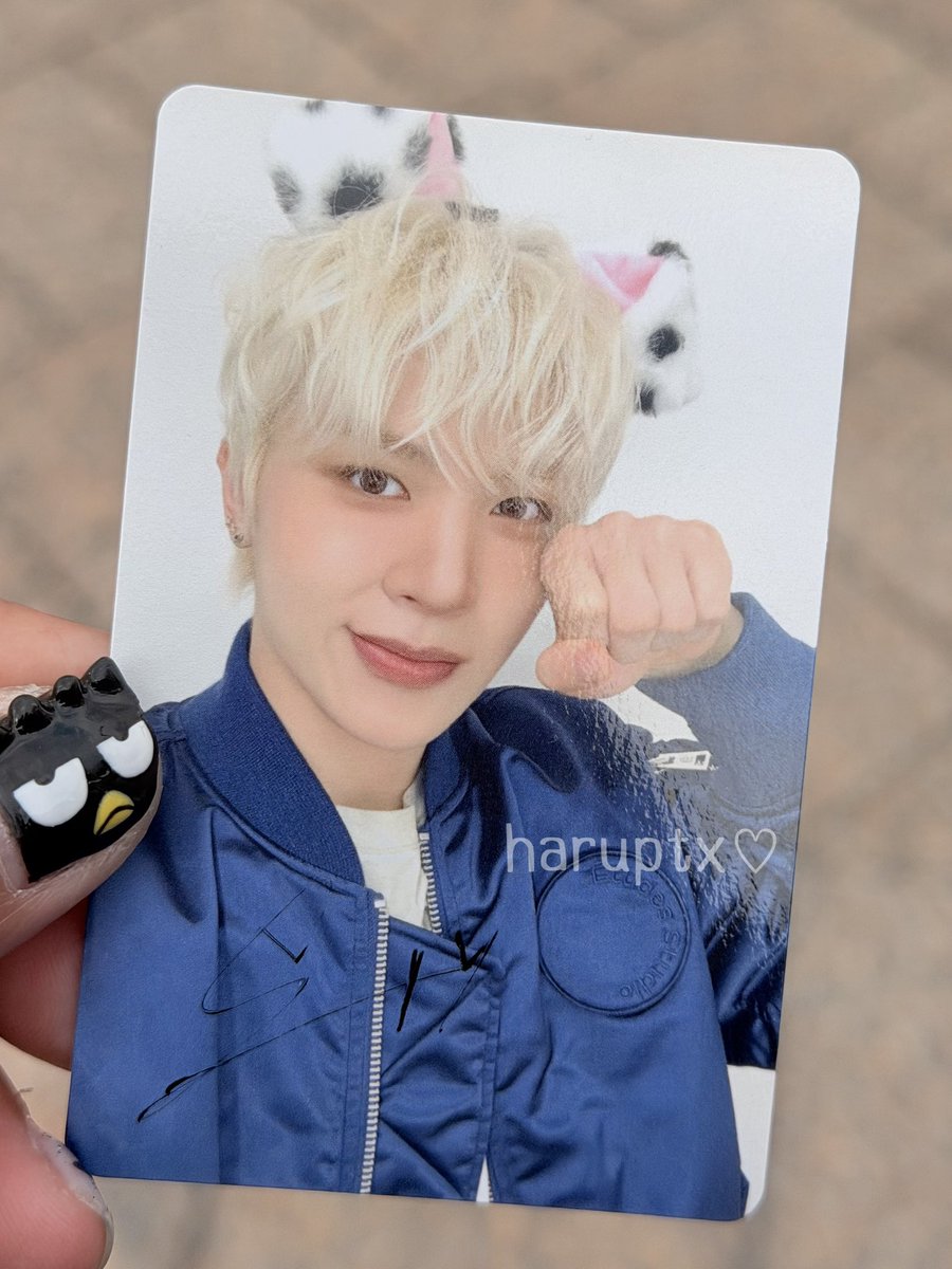 วันนี้เจอจองฮวานตอนเดินเข้า USJ ตกใจมากก แต่รอบนี้ตั้งสติ 😂 เลยถามน้องเป็นอิ้งว่าขอไซน์ได้ไหม น้องก็โค้งให้ ตอนน้องกำลังไซน์เลยพูดกับน้องว่าเป็นคนไทยน้า น้องสวัสดีครับด้วย 😭😭😭 ฮื่อเที่ยวให้สนุกนะคับบบ 🐮🤍