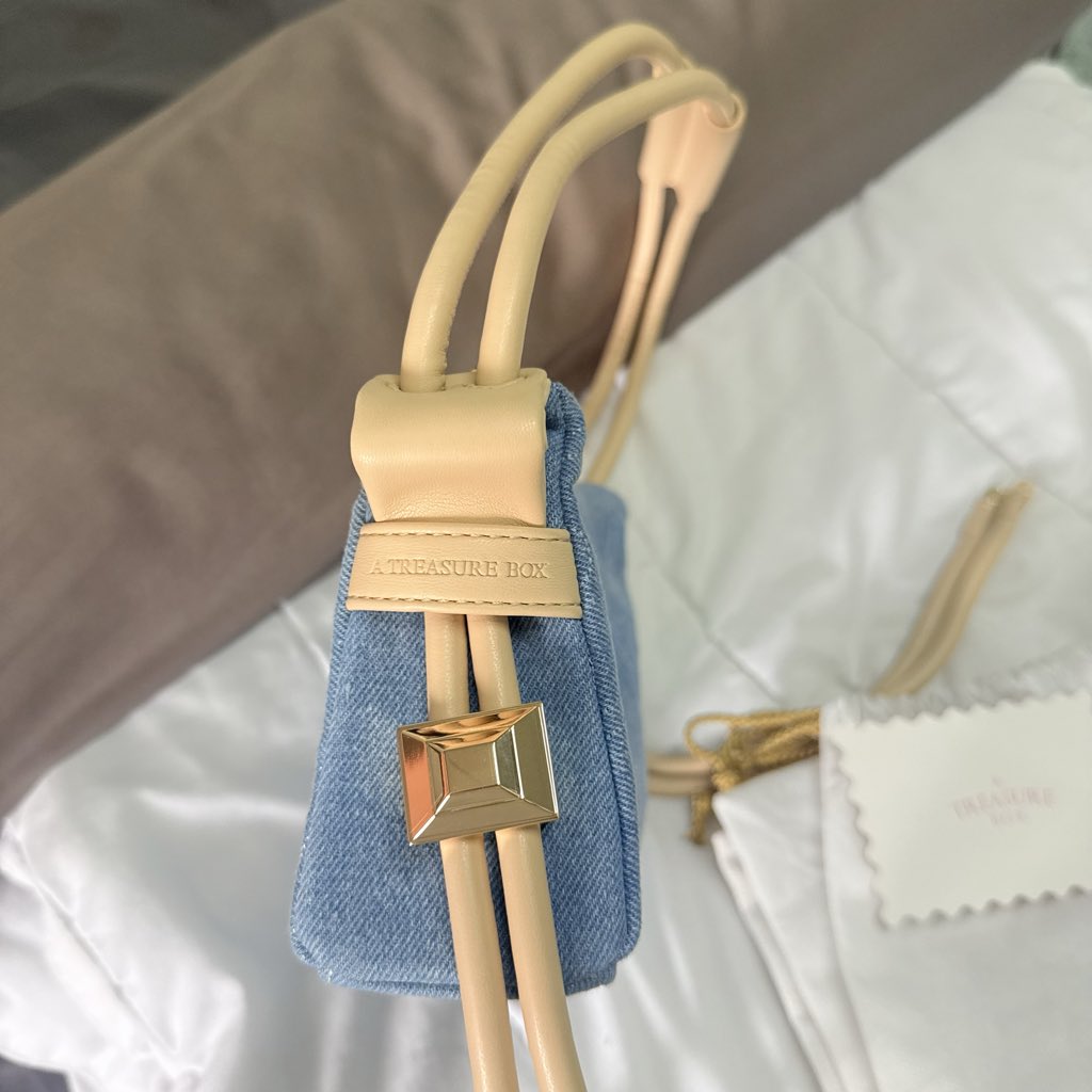 littlecloudnin1's tweet photo. ✨👜 a treasure box : Hobo S สี Denim 👜✨
📦อุปกรณ์การ์ด (ถุงผ้าเปล่า)
🏷ส่งต่อ : 1490 รวมส่ง
🧤used like very new ใช้น้อยมาก สภาพสวยใหม่ สีไม่เฟด มีรอยขยับสายทั่วไป

#atreasurebox #atreasureboxbag #ส่งต่อatreasurebox #atreasureboxส่งต่อ #ส่งต่อกระเป๋ามือ2 #ส่งต่อatb https://t.co/0PKY5yPwJa