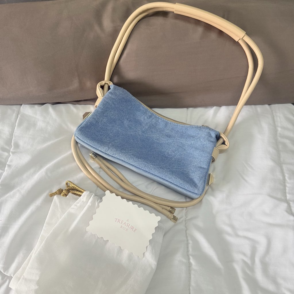 littlecloudnin1's tweet photo. ✨👜 a treasure box : Hobo S สี Denim 👜✨
📦อุปกรณ์การ์ด (ถุงผ้าเปล่า)
🏷ส่งต่อ : 1490 รวมส่ง
🧤used like very new ใช้น้อยมาก สภาพสวยใหม่ สีไม่เฟด มีรอยขยับสายทั่วไป

#atreasurebox #atreasureboxbag #ส่งต่อatreasurebox #atreasureboxส่งต่อ #ส่งต่อกระเป๋ามือ2 #ส่งต่อatb https://t.co/0PKY5yPwJa