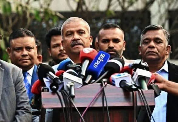 بنگلہ دیش سے یہی امید تھی🤝 بنگلہ دیش کے وزیر کھیل ڈاکٹر آصف نزرل نے بھارتی کرکٹ بورڈ کی امیدوں پر پانی پھیر دیا👍
  
یہ ہم نے پہلے ہی کہا تھا کہ بنگلہ دیش میں ورلڈ کپ کے میچز صرف پاکستانی چینلز پر نشرہوگی اس کے علاوہ کسی اور ملک کی ٹی وی چینلز میچ دیکھانے پر پابندی برقرار رہے گی