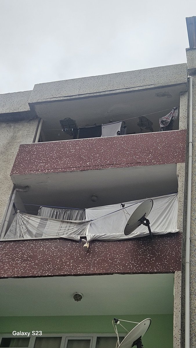 cansevencahit's tweet photo. Balkon duvarları için 3 kez aradığımız @BagcilarBld  çalışanları bize binanın deprem yönetmeliğine bahsediyor. O duvar yıkılır da birine zarar gelirse ilgilenmeyen @BagcilarBld sorumludur.@yasinyildizbb @eczozgurozel @csbgovtr @RTErdogan @IBBcozummerkezi @SikayetvarCom #izmir https://t.co/CC8OTjzdDc