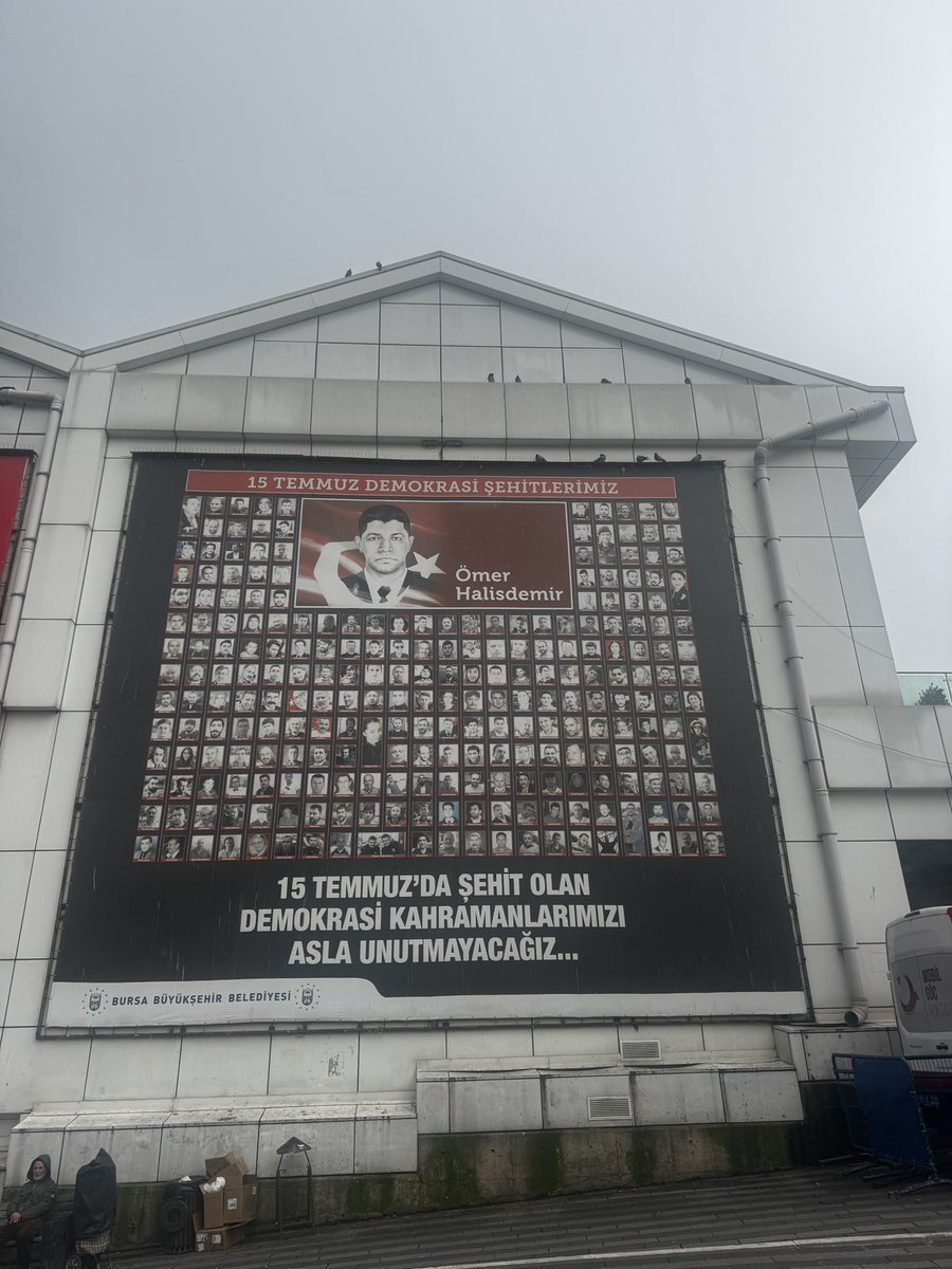 ebutugra's tweet photo. Bursa’nın ortasında 15 Temmuz meydanı yani Fomara’da olan bu değerli 15 Temmuz demokrasi şehitlerimizi gösteren görsel şu anda çok kötü halde resimler bozuk isimler silinmiş üzerinde bir sürü bir sürü leke ve pislik var lütfen değiştirin @RTErdogan @Akparti https://t.co/Q0HX35WpYt