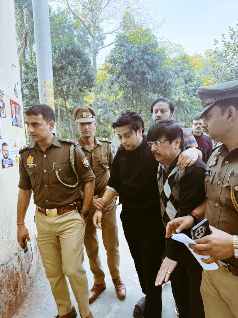 Lamborghini से कानपुर में कई लोगों को कुचलने वाले गुटखा करोबारी और. KK MISHRA का बेटा शिवम मिश्रा अरेस्ट कर लिया गया है,
KK Mishra ने सारा दोष अपनी ड्राइवर मोहन पर डालने का खूब प्रयास किया,
मोहन तैयार भी हो गया था,  गवाह भी मुकर रहे थे,
लेकिन सोशल मिडिया ट्रायल और वायरल वीडियो से
