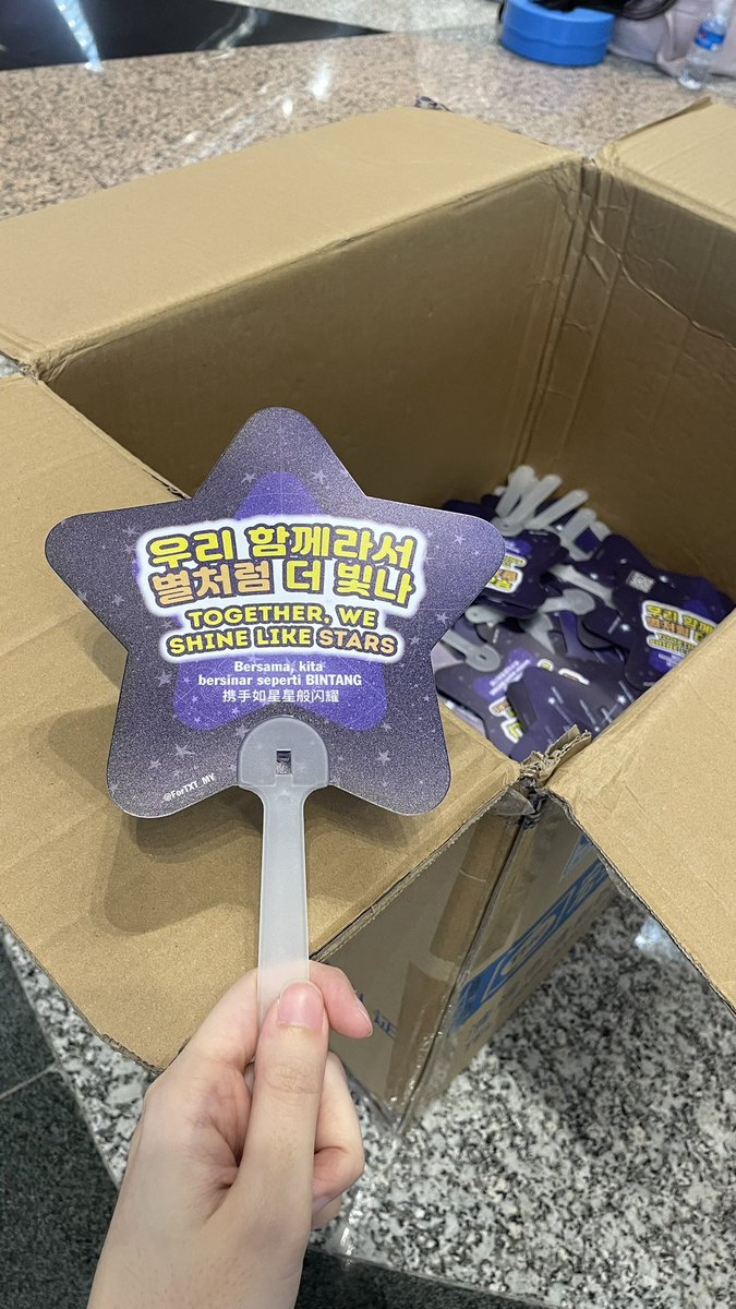 lunecart's tweet photo. Come and find us at KLIA1 with @ForTXT_MY 🌟
#JemputDatangTXT #TXTinKL #SongOfMYStars https://t.co/UOHu8Ruycl