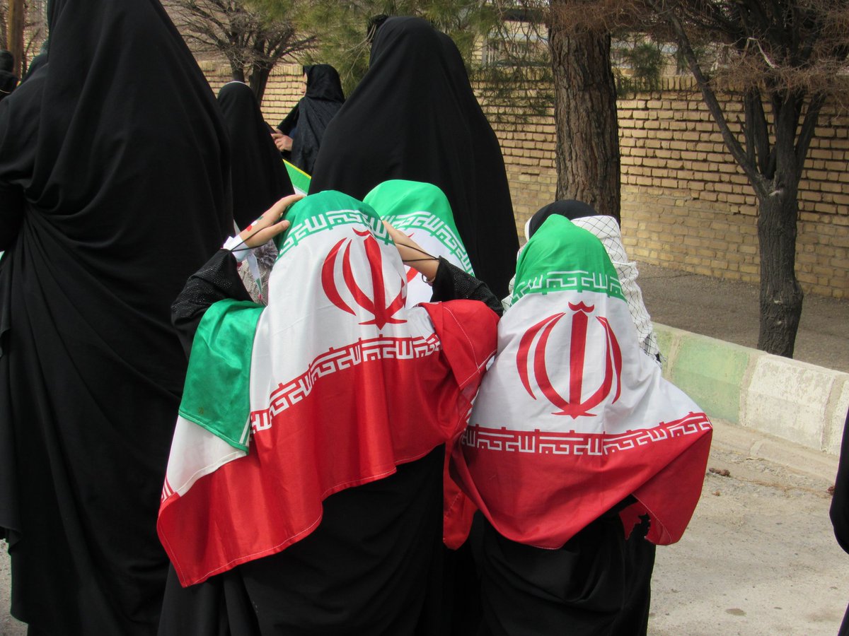 دختر بچه چادری با پرچم ایران چطور ؟