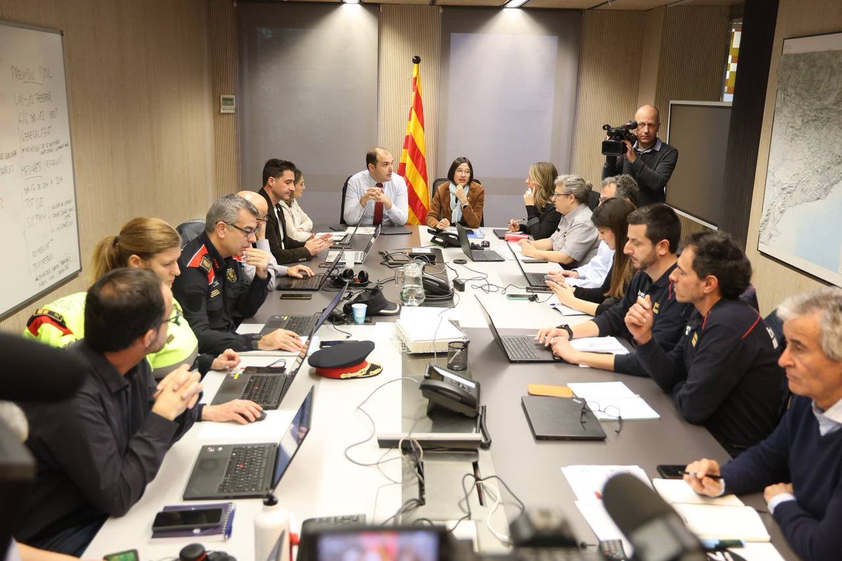 AlbertDalmau's tweet image. Nova reunió del CECAT per seguir minut a minut l’evolució de l’episodi de ventades al país.

Tots els operatius estan reforçats per atendre les incidències. Truqueu al 112 només en cas d’emergència i seguiu les indicacions d’@emergenciescat.