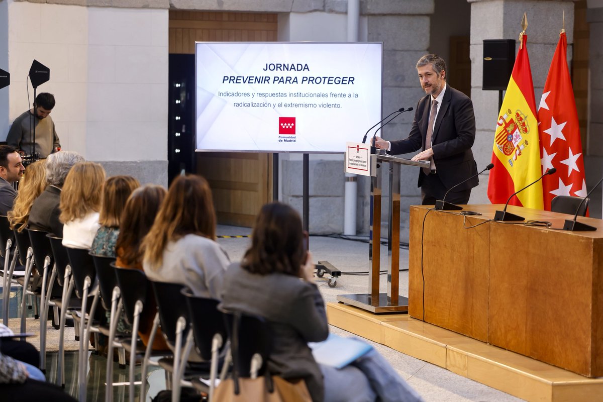 MA_GarciaMartin's tweet photo. La #ARRMI impulsa hoy la jornada “Prevenir para proteger”, centrada en la lucha contra la radicalización.

El excelente trabajo de sus profesionales hace posible que nueve de cada diez jóvenes que pasan por los centros de ejecución de medidas judiciales no reincidan en el delito. https://t.co/MNOdXwYcW7