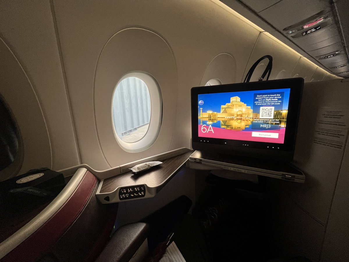 gghunter_kei's tweet photo. 知らないと損なんだけど、カタール航空のビジネスクラスは、他の航空会社のファースト��ラスとほぼ変わらない。

半個室のフルリクライニングで、機内食も食べ放題 https://t.co/0x739IagE1