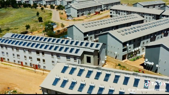 The MEC is taking service delivery to another level 

#KeysWithTasneem
#LiveinGauteng
#GautengHumanSettlements