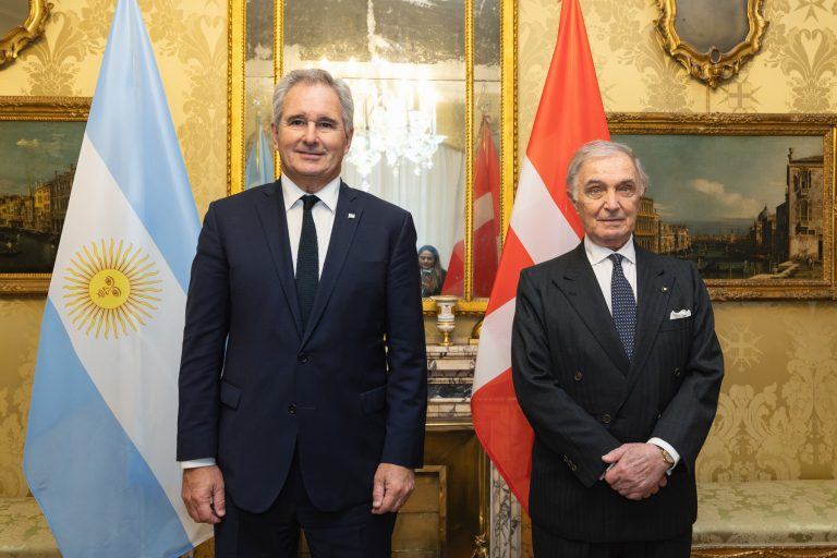 El Canciller argentino visita al Gran Canciller de la Orden de Malta reportecatolicolaico.com/2026/02/12/el-… 
<a href="/OrdenDeMaltaVE/">OrdenDeMaltaVE OFICIAL</a>