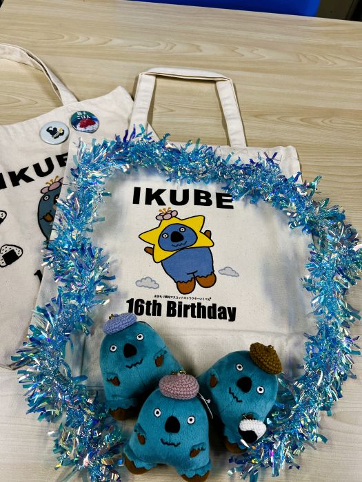 いくべぇおたんじょう日イベント
限定トートバッグ2026
青森県地場セレクトにおいて、
21日より販売開始！
星のべぇさんが元気よく飛んでます🌟