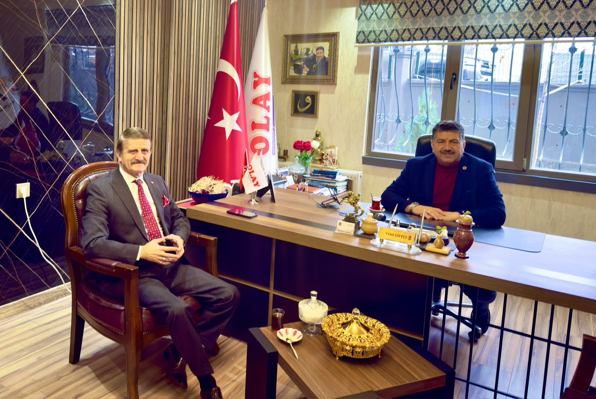 Şanlıurfa medyasının en şık geyinen gazetecilerinden Fuat Erbülnül bizleri ziyaret etti. Geçmişi yâd ederek hasret giderdik.

#SONDAKİKA #Urfahaber  #akhan #Urfa #Şanlıurfa #izmir  #astor  #EşrefRüya <a href="/FErbulbul/">Fuat Erbülbül</a>